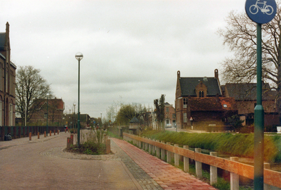 847744 Gezicht over de weg Dorp in het centrum van Benschop ter hoogte van de Oranje Nassaustraat, na de herinrichting ...